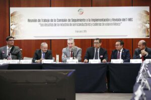 🔧💡 México quiere liderar la industria de semiconductores en América Latina. Con miras al #TMEC2026, el Senado plantea incluir un capítulo especial sobre chips y atraer inversión en un mercado de +800 mil millones de dólares. 🚀