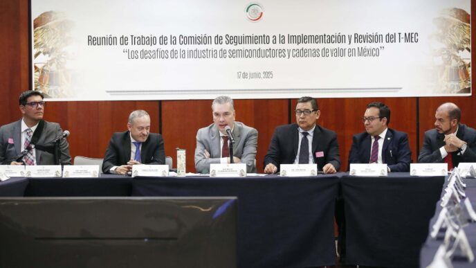 🔧💡 México quiere liderar la industria de semiconductores en América Latina. Con miras al #TMEC2026, el Senado plantea incluir un capítulo especial sobre chips y atraer inversión en un mercado de +800 mil millones de dólares. 🚀